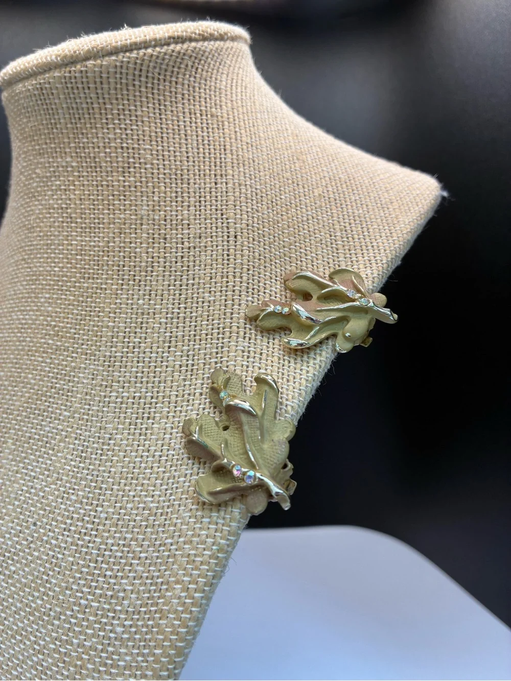 N/A elegant gold